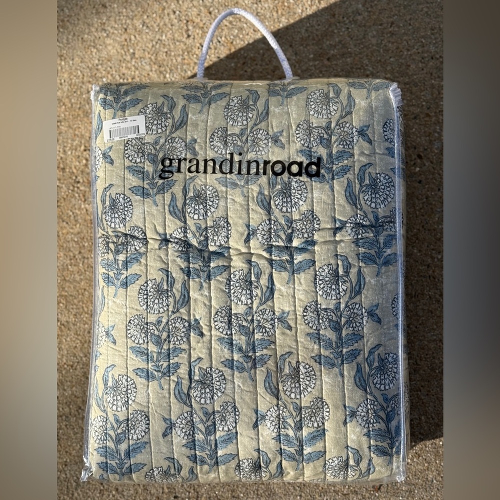 ⚡️  FLASH SALE  ⚡️Frontgate Floral Cotton Quilt - Queen - NWT - Picture 2 of 14